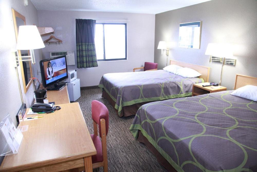 Queen Room with Two Queen Beds - Non-Smoking interior